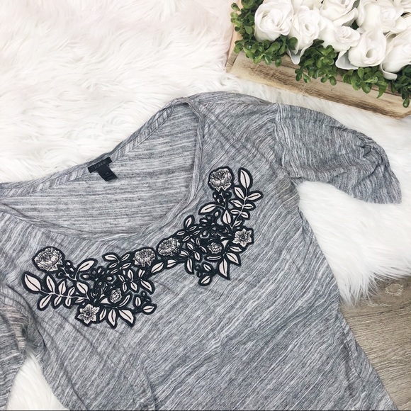 🔥5 for 30 J. Crew Floral Appliqué T-Shirt a5 - Picture 5 of 8